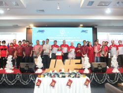 Sambut Natal 2024, JNE Melesat Antar Kebahagiaan Penuh dan Kasih