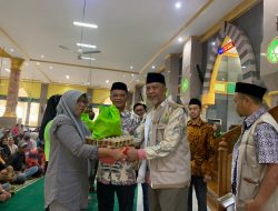 Berbagi Keberkahan di Akhir Tahun, Baznas Bone Salurkan 300 Paket Bantuan Konsumtif bagi Petugas DLH