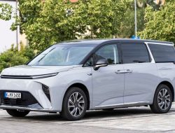Permintaan Mobil Listrik Premium Produksi China Lesu