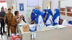 Bupati Bone, H. Andi Asman Sulaiman memberikan pengarahan kepada pegawai RSUD Datu Pancaitana dalam suatu inspeksi mendadak pada Juli 2025. (Dok.humas).