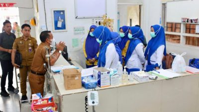 Bupati Bone, H. Andi Asman Sulaiman memberikan pengarahan kepada pegawai RSUD Datu Pancaitana dalam suatu inspeksi mendadak pada Juli 2025. (Dok.humas).